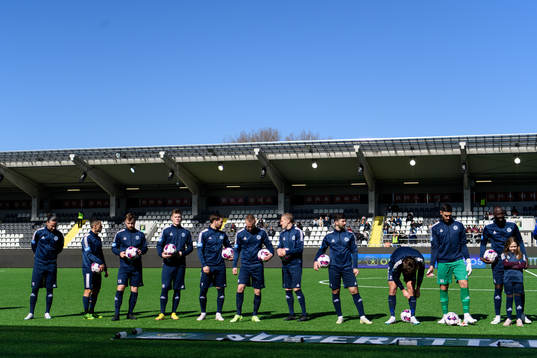 Utsiktens spelare vid lineup innan fotbollsmatchen i