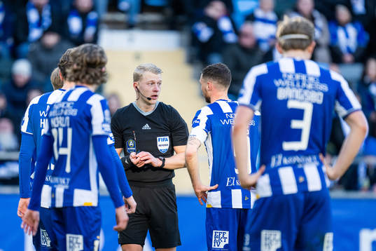 Domare Adam Ladebäck pratar med IFK Göteborgs Marcus Berg