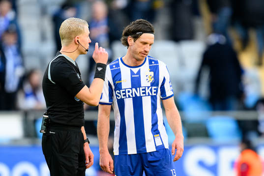 Domare Adam Ladebäck pratar med IFK Göteborgs Gustav
