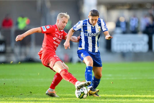 Värnamos Victor Larsson och IFK Göteborgs Eman Markovic