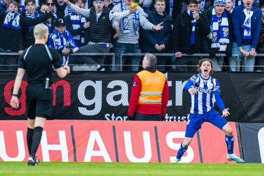 IFK Göteborgs Gustaf Norlin reagerar mot domare Adam