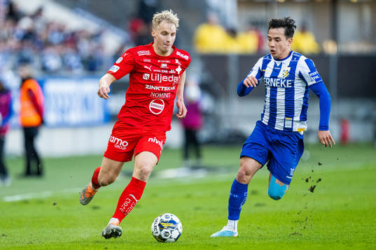 Värnamos Victor Larsson och IFK Göteborgs Hussein Carneil