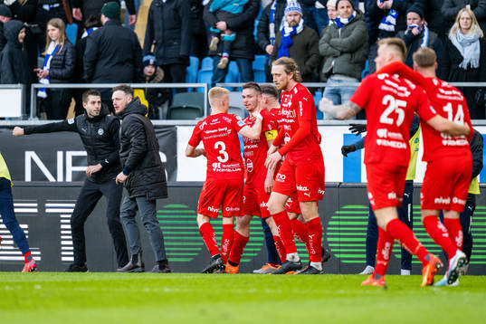 Värnamos tränare Kim Hellberg och spelare jublar