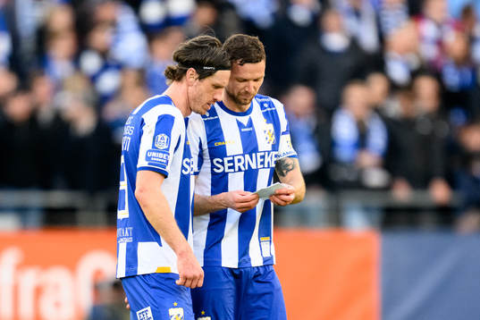IFK Göteborgs Gustav Svensson och Marcus Berg tittar på