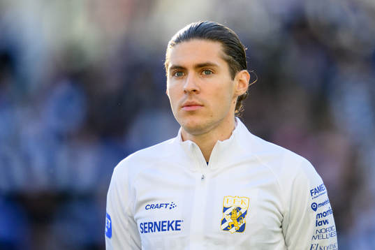 Eman Markovic vid lineup innan fotbollsmatchen i