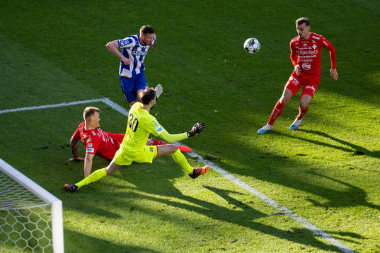 IFK Göteborgs Marcus Berg och Värnamos målvakt Pilip