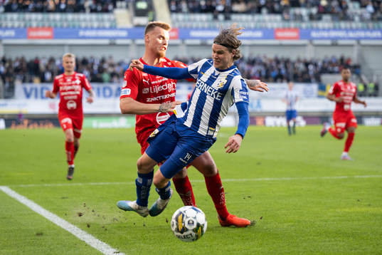 IFK Göteborgs Gustaf Norlin får sig en tryckare av