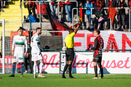 Östersunds Cesar Weilid  får gult kort av Domare Fredrik