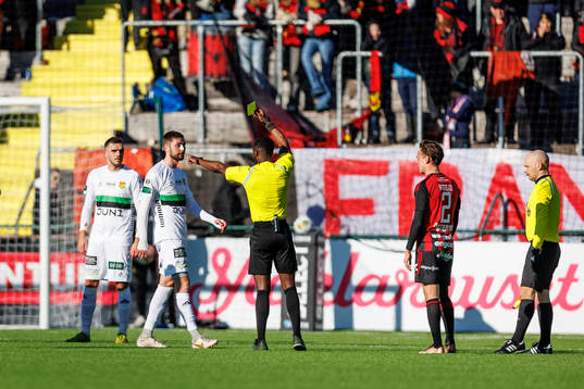 GAIS Axel Norén får gult kort av Domare Fredrik Oppong