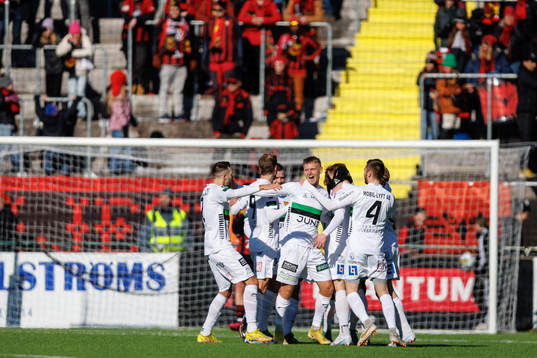 GAIS Julius Lindberg jublar med lagkamrater