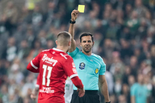 Degerfors Christos Gravius får ett gult kort av Domare