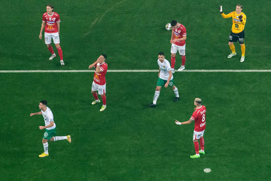 Degerfors målvakt Sondre Lovseth Rossbach och lagkamrater