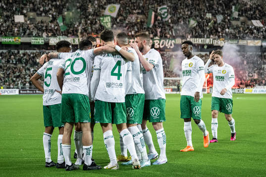 Hammarbys Nahir Besara jublar med lagkamrater