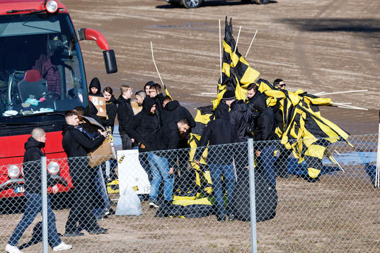 AIKs supportrar före fotbollsmatchen i Allsvenskan mellan
