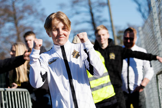 AIKs supporter före fotbollsmatchen i Allsvenskan mellan