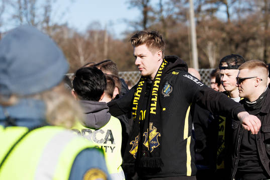 AIKs supporter blir visiterad före fotbollsmatchen i