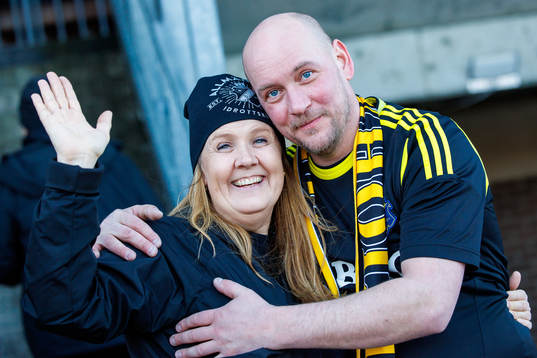 AIKs supportrar före fotbollsmatchen i Allsvenskan mellan