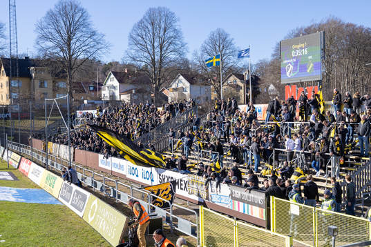 AIKs supportrar på plats före fotbollsmatchen i