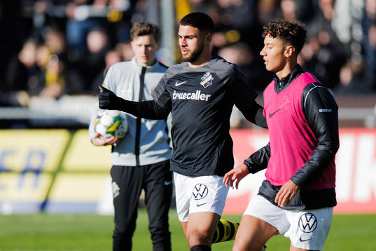 AIKs spelare värmer upp före fotbollsmatchen i