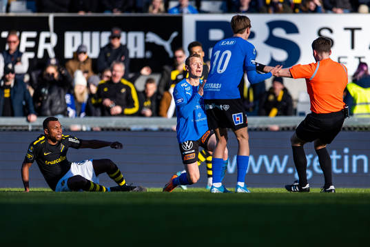 Halmstads Joel Allansson reagerar