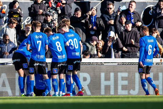 Halmstads Thomas Boakye jublar med lagkamrater