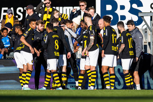 AIKs spelare samlas i ett spelavbrott på grund av inkastat
