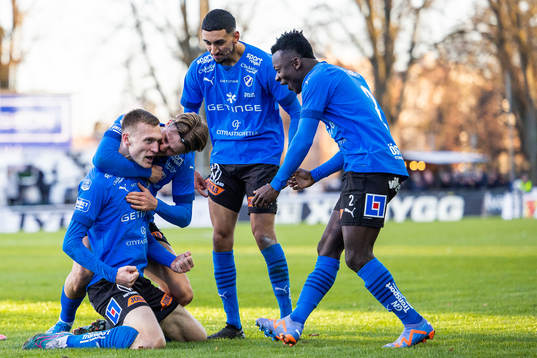 Halmstads Viktor Granath jublar med lagkamrater