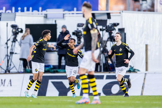 AIKs Rui Modesto jublar med lagkamrater
