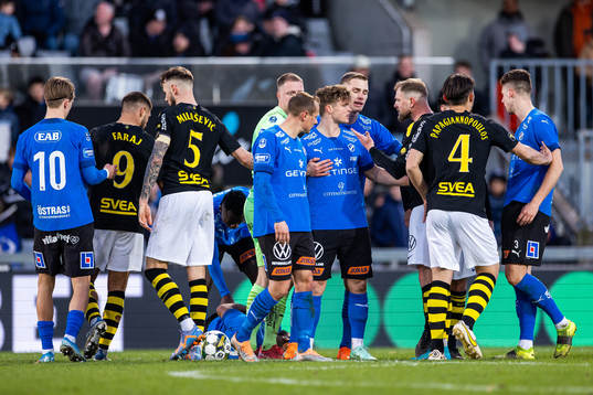 AIKs John Guidetti i diskussion med Halmstadspelare