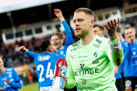 Halmstads målvakt Malkolm Nilsson Säfqvist jublar