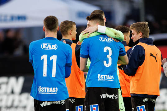 Halmstads målvakt Malkolm Nilsson Säfqvist kramar om