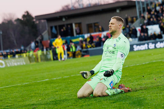 Halmstads målvakt Malkolm Nilsson Säfqvist jublar