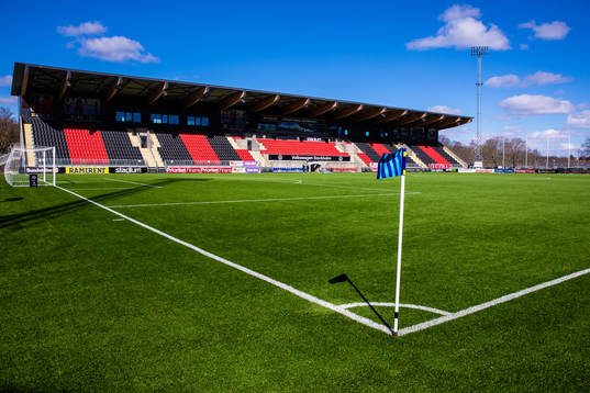 Grimsta IP med en hörnflagga med Djurgårdens klubbfärger