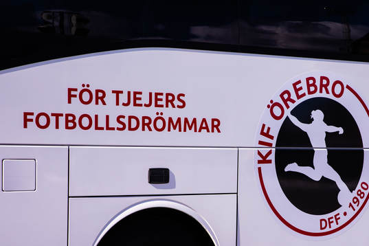 Örebros spelarbuss med texten För tjejers fotbollsdrömmar