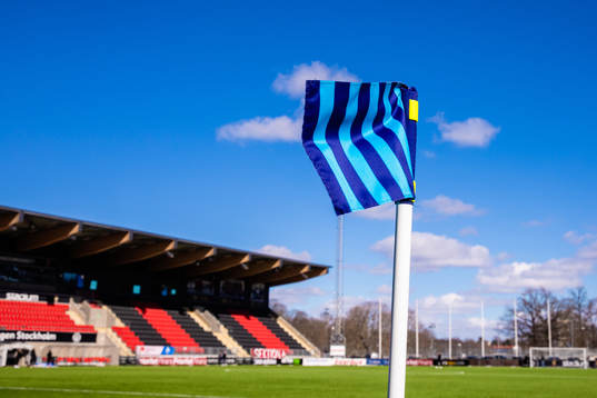 En hörnflagga med Djurgårdens klubbfärger på Grimsta IP