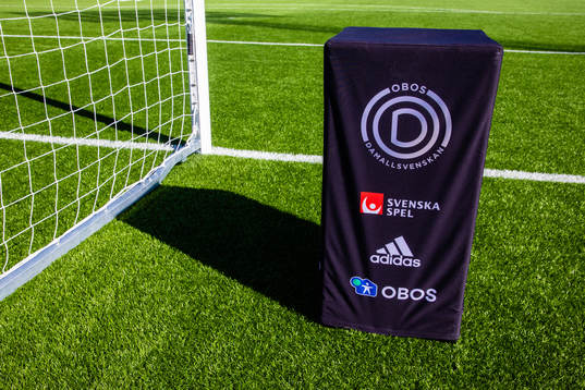 En bollhållare med logotyper för Damallsvenskan, Svenska