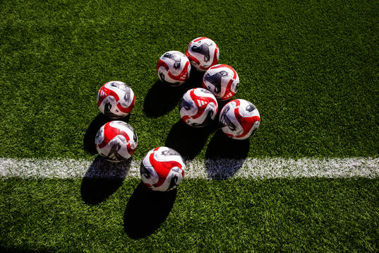 Fotbollar på konstgräs