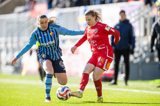 Djurgårdens Ebba Hed och Örebros Nathalie Hoff Persson