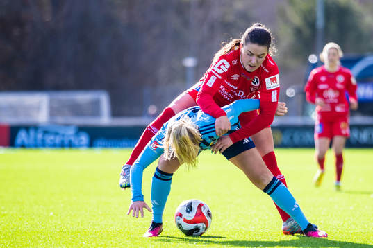 Djurgårdens Alice Bergström och Örebros Emilia Pelgander