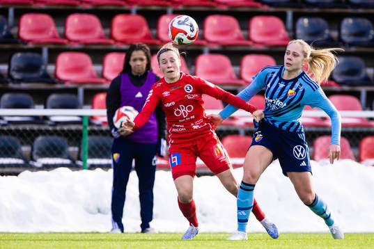 Örebros Heidi Kollanen och Djurgårdens Alice Bergström