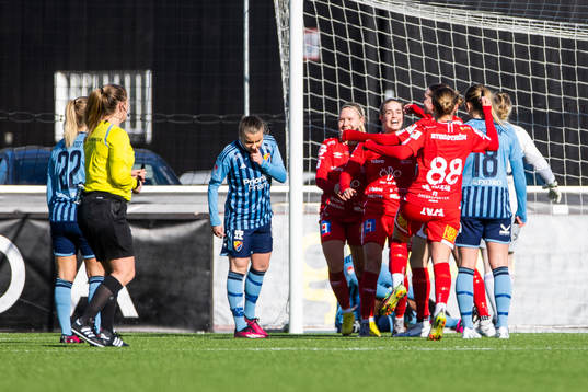 Örebros Regan Steigleder jublar med Maja Bodin jublar