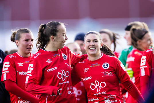 Örebros Louise Lillbäck och Emilia Pelgander jublar
