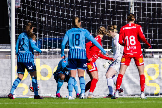 Örebro gör 0-2 bakom Djurgårdens målvakt Hedvig Lindahl