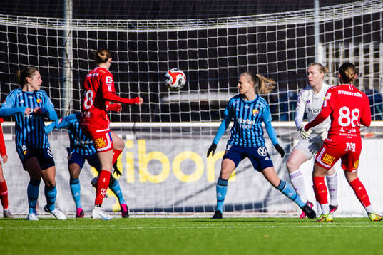 Örebro gör 0-2 bakom Djurgårdens målvakt Hedvig Lindahl