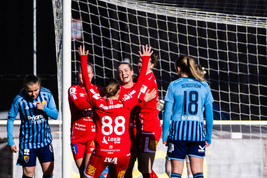 Örebros Regan Steigleder jublar med Maja Bodin