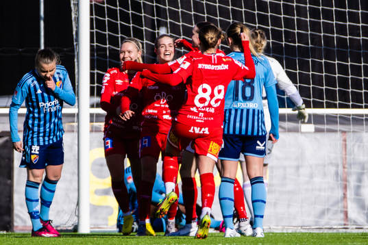 Örebros Regan Steigleder jublar med Maja Bodin