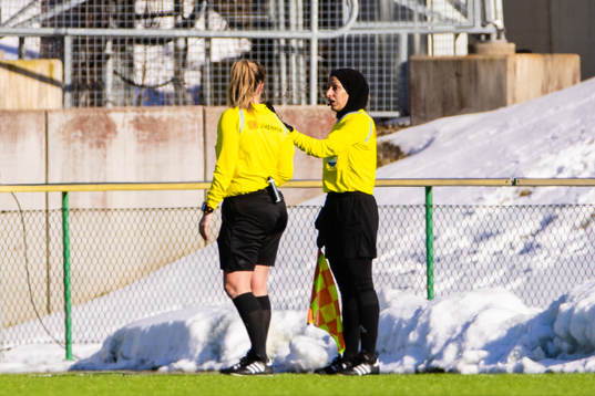 Domare Sandra Almkvist och assisterande domare Heba Saadieh