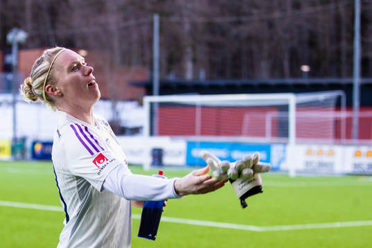 Djurgårdens målvakt Hedvig Lindahl slänger sina