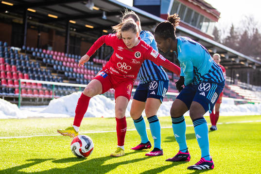 Örebros Katariina Kosola och Djurgårdens Portia Boakye