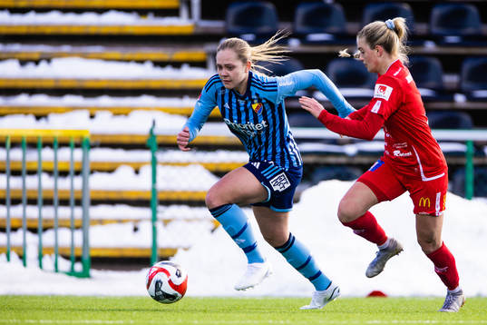 Djurgårdens Alice Bergström och Örebros Regan Steigleder